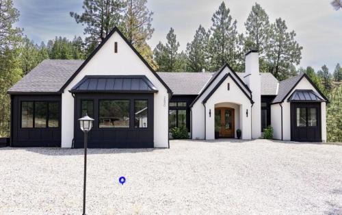 Grand Forks House | Spacious 4-bedroom Luxury Retreat