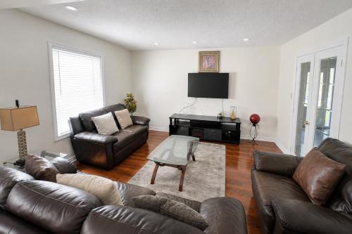 Orangeville House | Spacious 4-Bedroom Orangeville Home with Free Parking, Laundry & Private Deck - 10 Min Walk to Headwaters Hospital, 5 Mins to Mount Alverno - Ideal for Medical & Large Group Stays!