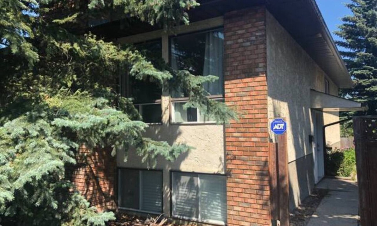 Northwest Calgary House | Spacious 5 Bedroom 3 Bath Home w Wi-fi + Netflix