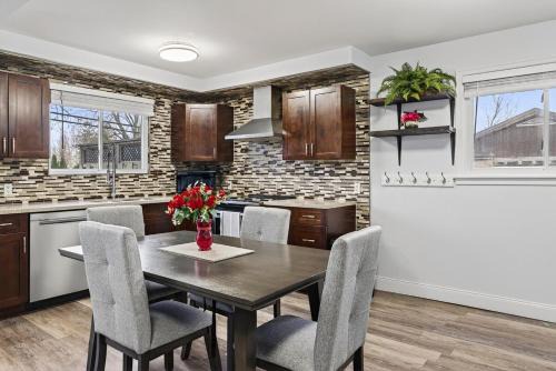 Fredericton House | Spacious 5BR Home 2 Kitchens Sleeps 10 Near UNB