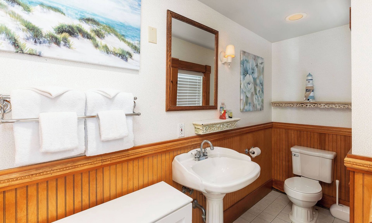 Ogunquit House | Spacious 7-bedroom house with WiFi, AC in enjoyable Ogunquit