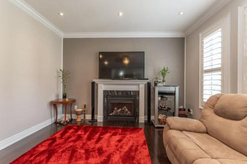Brampton House | Spacious 7BR Home with Private Yard & Fast WiFi!