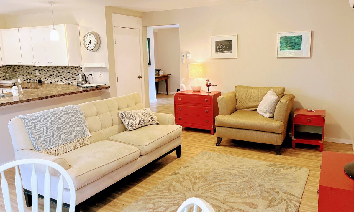 Saanichton House | Spacious and cozy suite, ideal for your Island getaway.