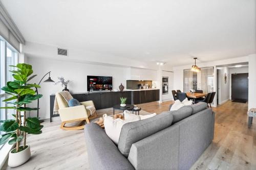 CityPlace Apartment | Spacious Downtown Condo - Walk to CN Tower & More