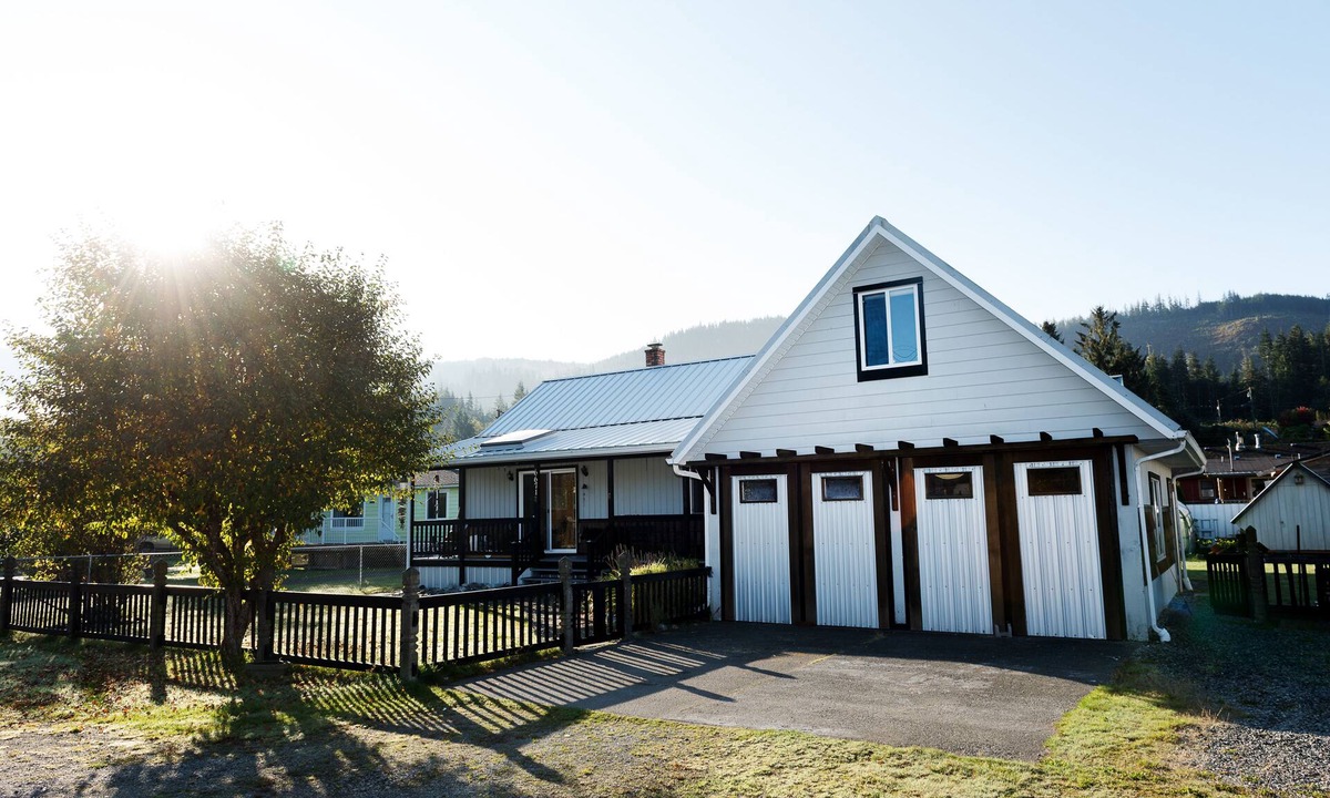 Port Renfrew House | Spacious, Family and Pet-Friendly 4 BR/2 Bath "Seaglass and Surf"