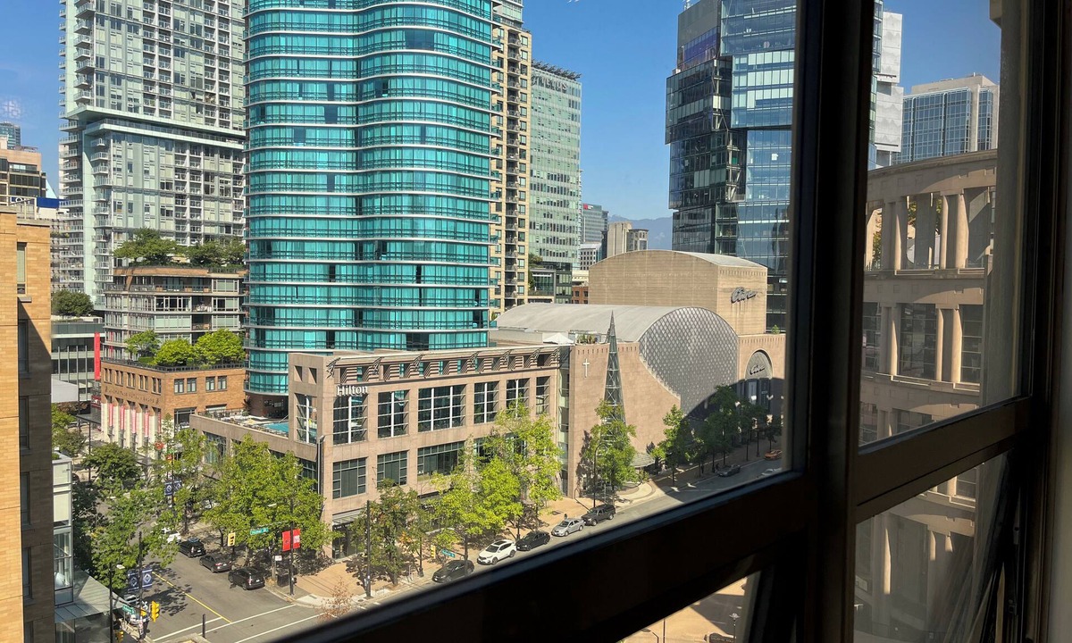 Yaletown Condo | Spacious Flexible space in Central Downtown Vancouver with Parking -Pet Friendly