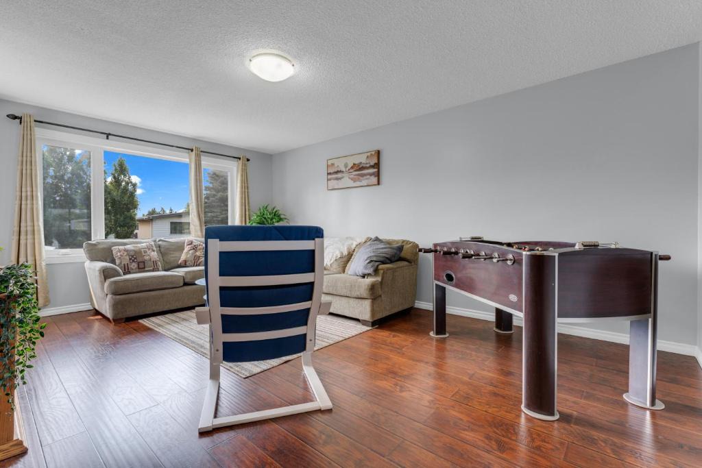 Southeast Edmonton House | Spacious Main-Floor Bungalow Near South Common