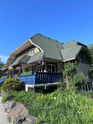 Seguin House | Spacious Muskoka Chalet , Game Room & Family Retreat