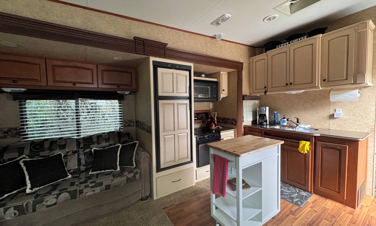 Blind Bay Resort | Spacious Queen Bed RV in Centrally Located Resort on Shuswap Lake