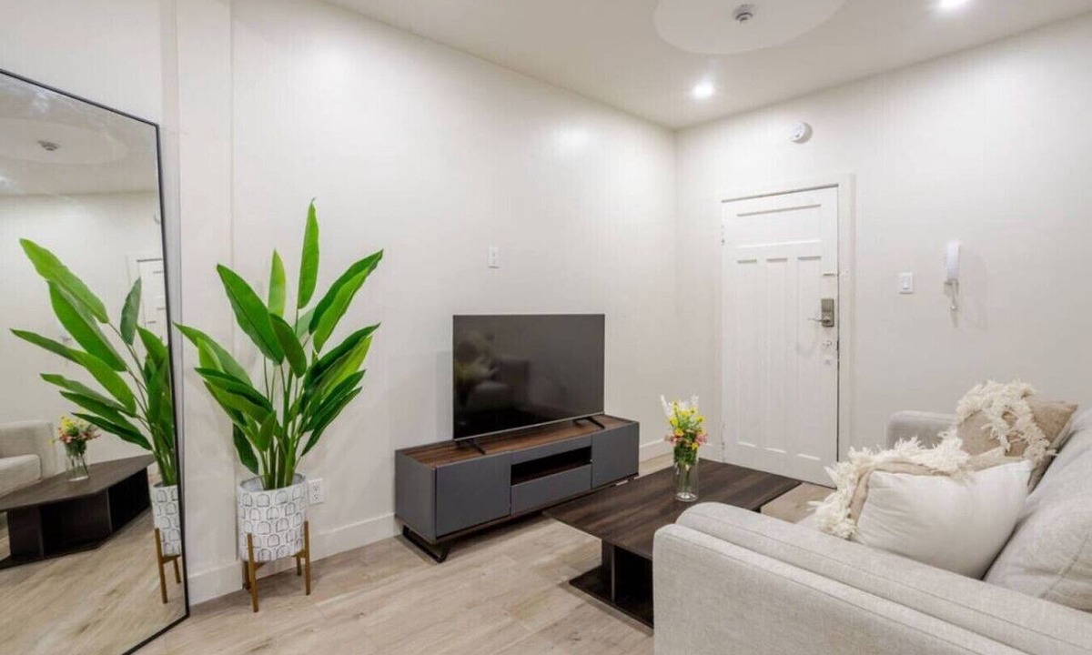 Cote-Des-Neiges—Notre-Dame-De-Grace Apartment | Spacious Retreat in Montréal
