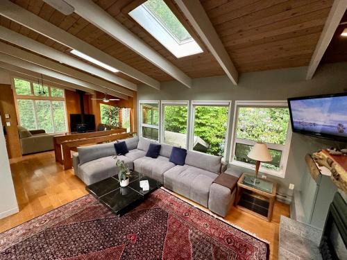 North Vancouver House | Spacious & Stylish West Coast Contemporary House