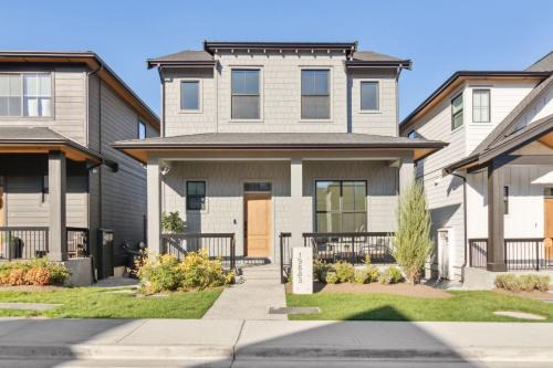 Willoughby House | Sparsh Villas - Glamorous & Luxurious Family Home