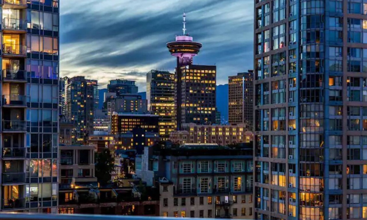 Crosstown Apartment | Spectacular Views from the Top - Luxury 3-BR Condo