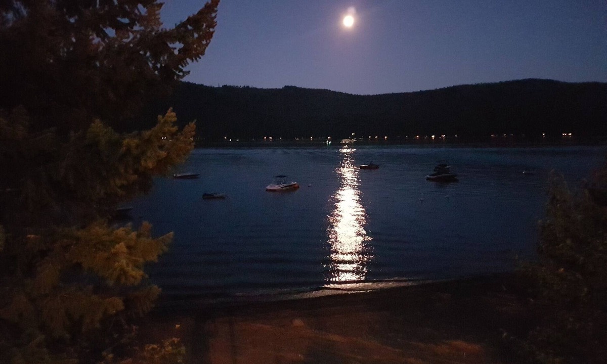 Anglemont House | St. Ives Resort on Shuswap Lake - 3 bdrm w/loft, lakefront, pet friendly, dock+
