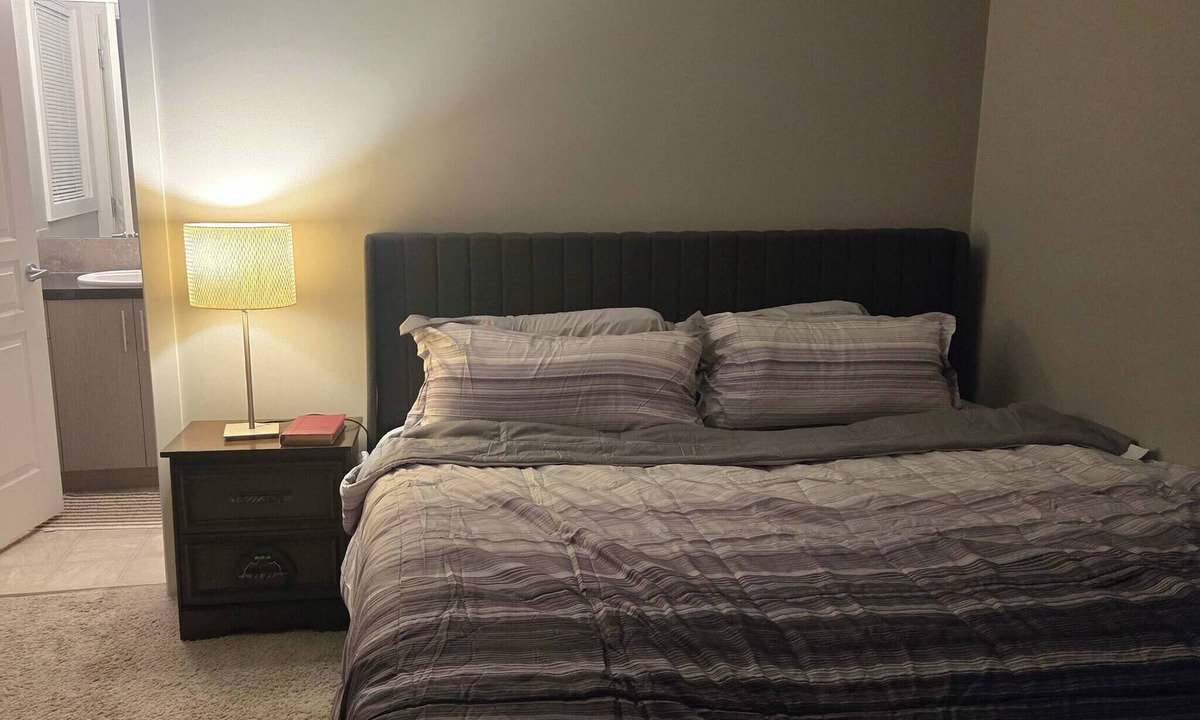 Lethbridge House | Standard bedroom with King size bed