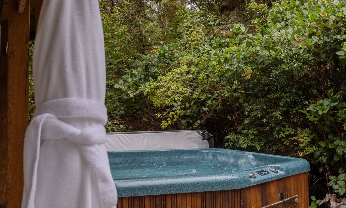 Tofino House | Starlight Retreat-Hot Tub, OD Shower, Cold Plunge!