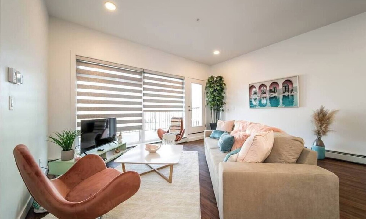 West Edmonton Apartment | SteamyRomanticGreekCorneerSuiteKingU/GWifi
