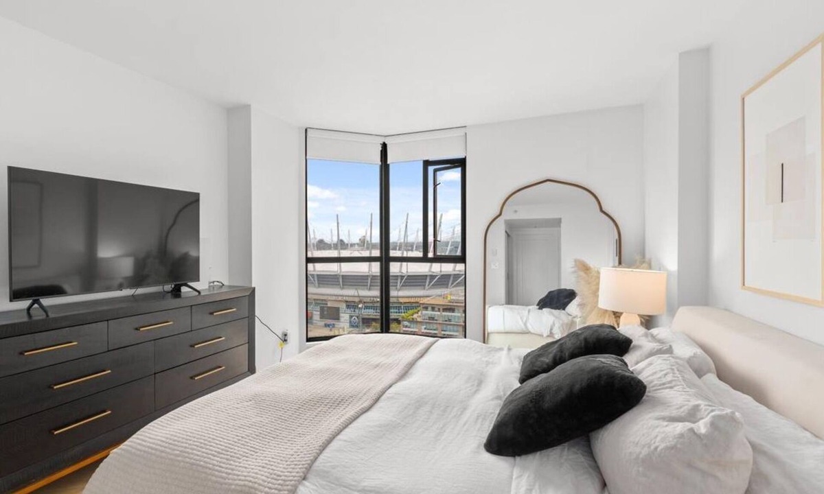 Yaletown Condo | Steps from BC Place, Stunning 2 Bedroom and 2 Bathroom Condonn