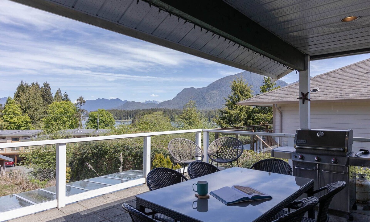 Tofino House | Stormfront Guesthouse-Downtown, Hot Tub, Arcade Games