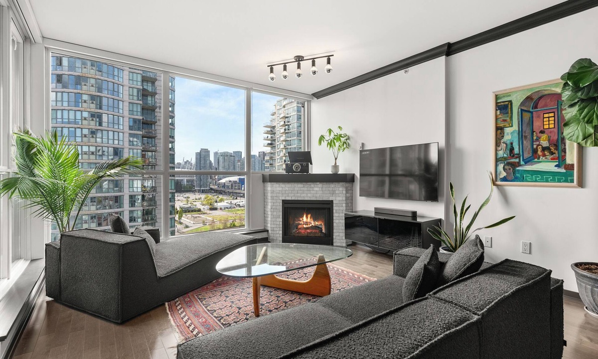 Crosstown Condo | Stunning 1BR Sub-Penthouse - Walk to Science World