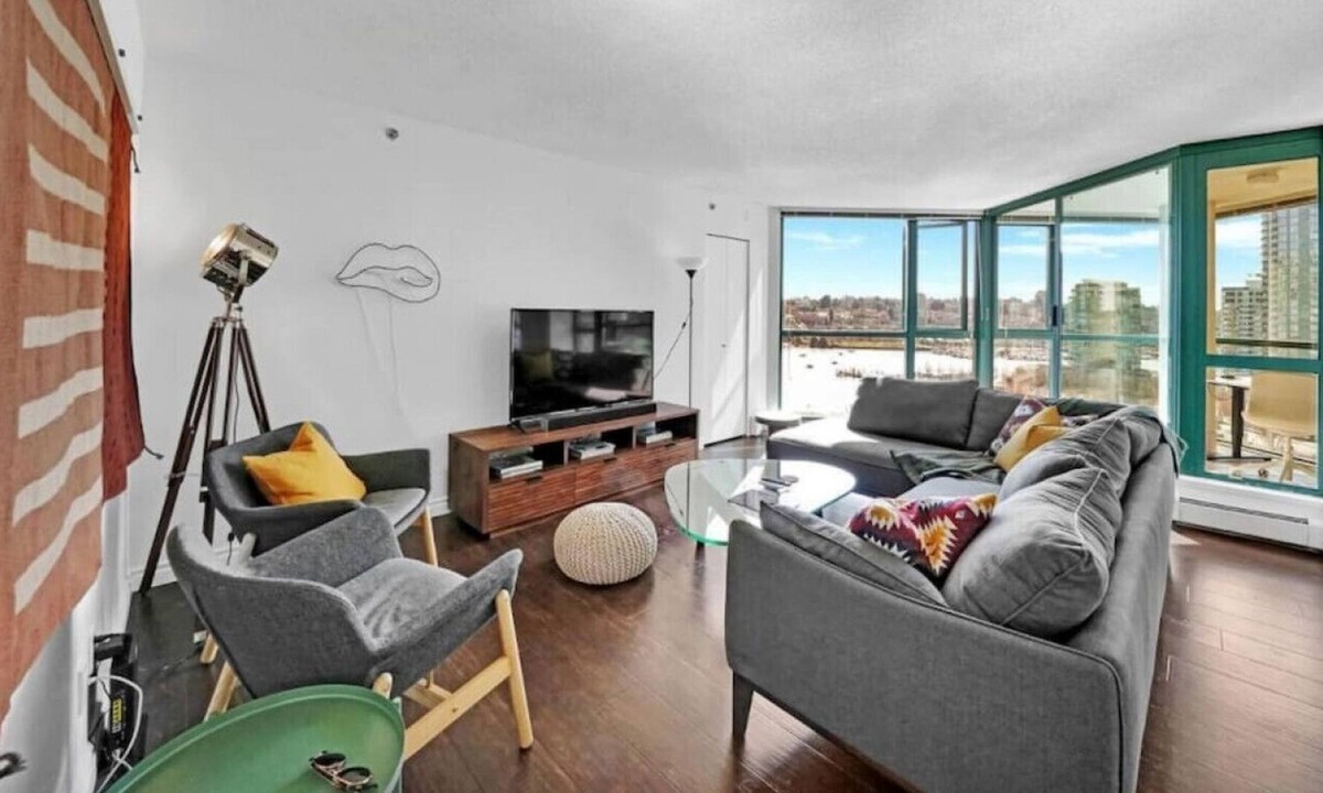 Yaletown Condo | Stunning 2-bed Yaletown apartment with water views
