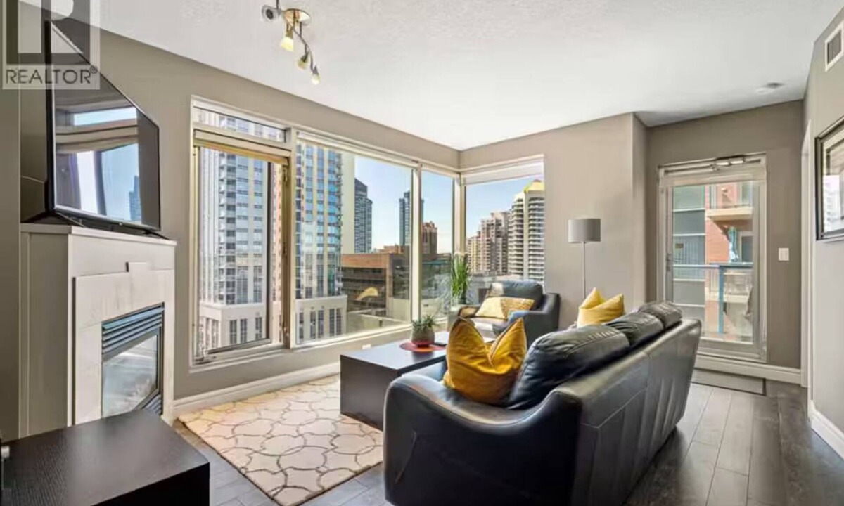 Downtown Calgary Apartment | Stunning DT Views, 1BR Downtown, sunny and bright.Close to the river