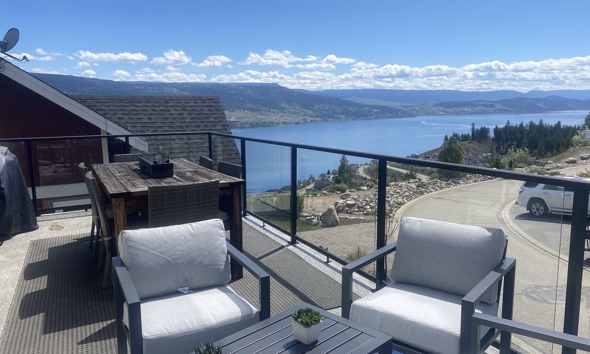 Central Okanagan Cottage | Stunning Lake View Cottage at La Casa-EV 2 Charger