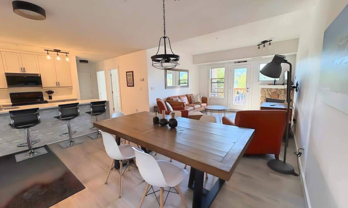 Fernie Condo | Stunning Silver Rock Condo: Pool, Hot Tub & Views