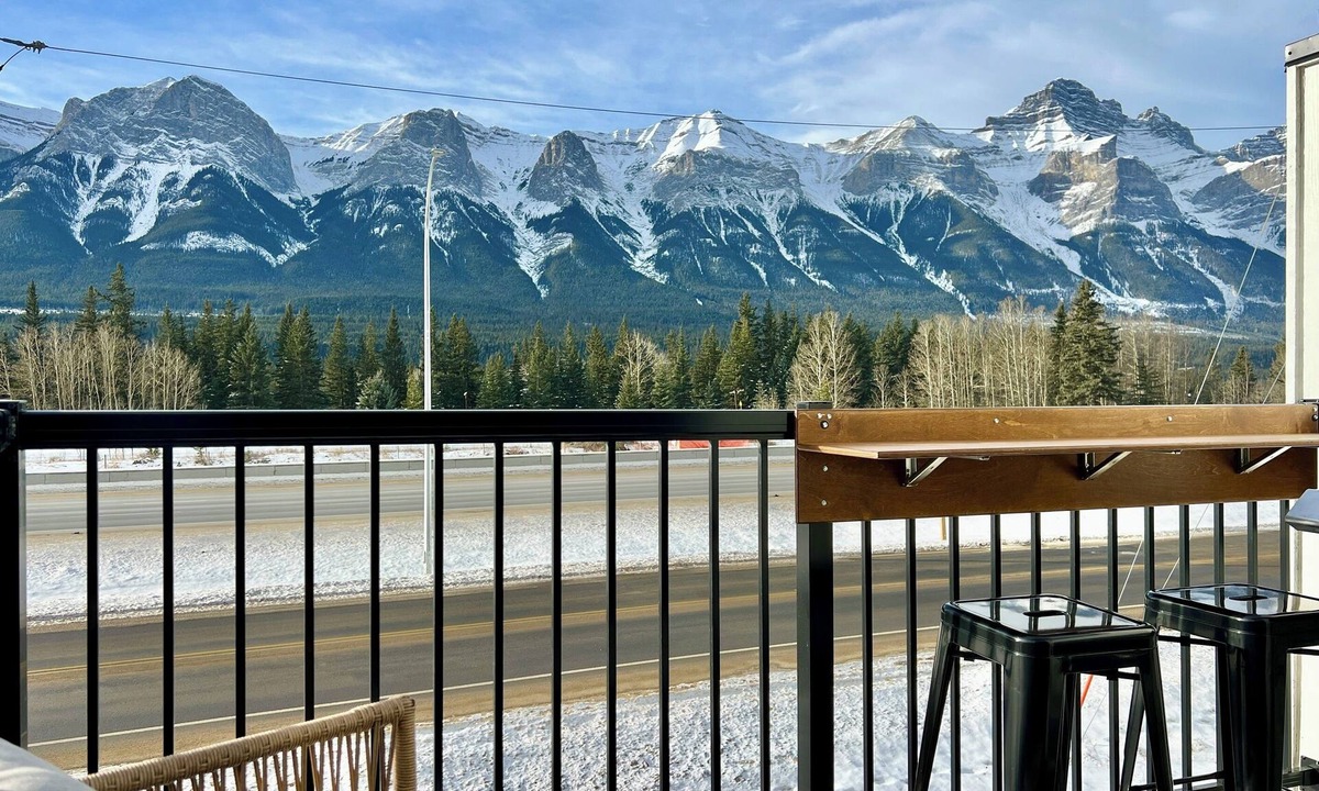 Harvie Heights House | Stunning Views | Brand-New Townhouse | Sleeps 11 AC +Hot Tub