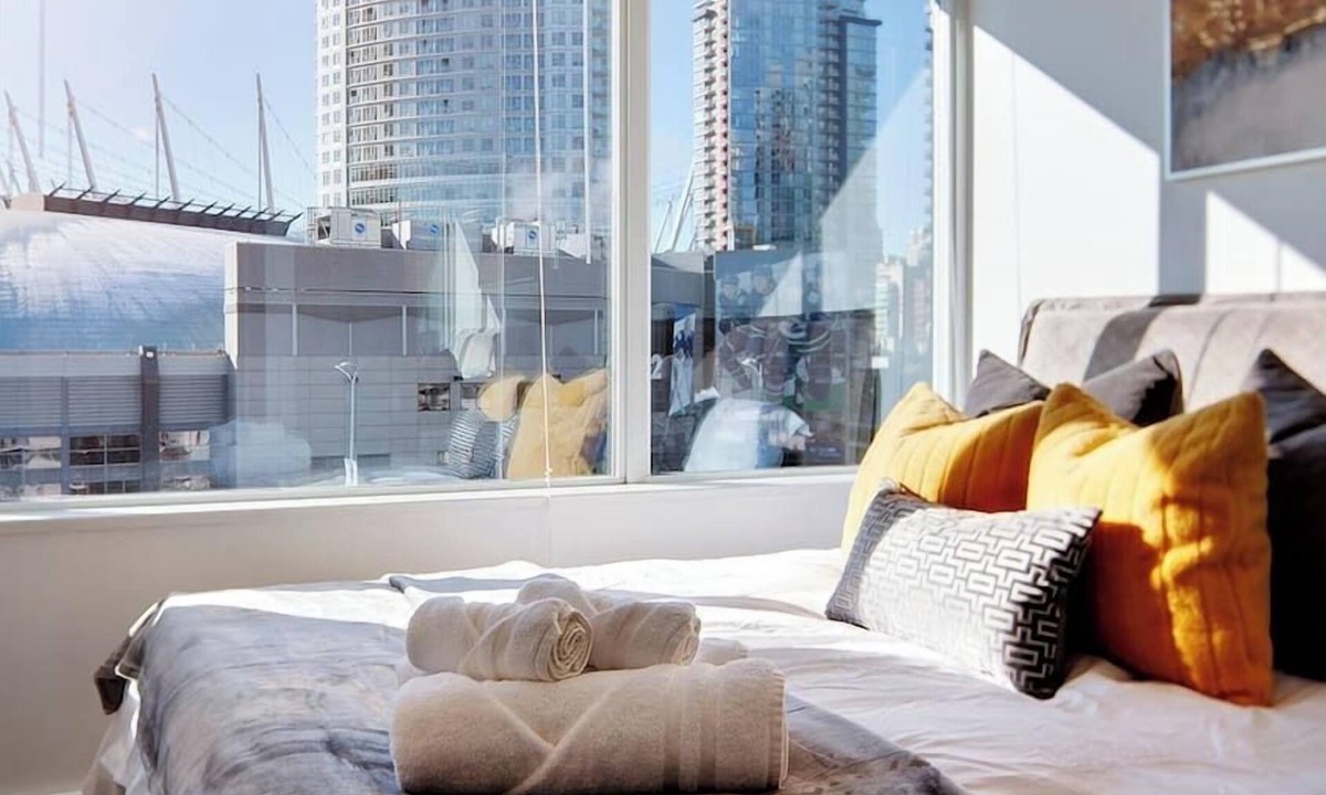 Crosstown Condo | Stylish 2BD Condo in Downtown with Marina View