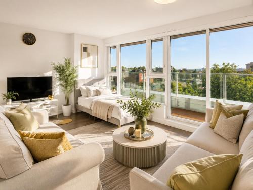Downtown Eastside Apartment | Stylish 2BR Apartment Close to Downtown Vancouver and BC Place