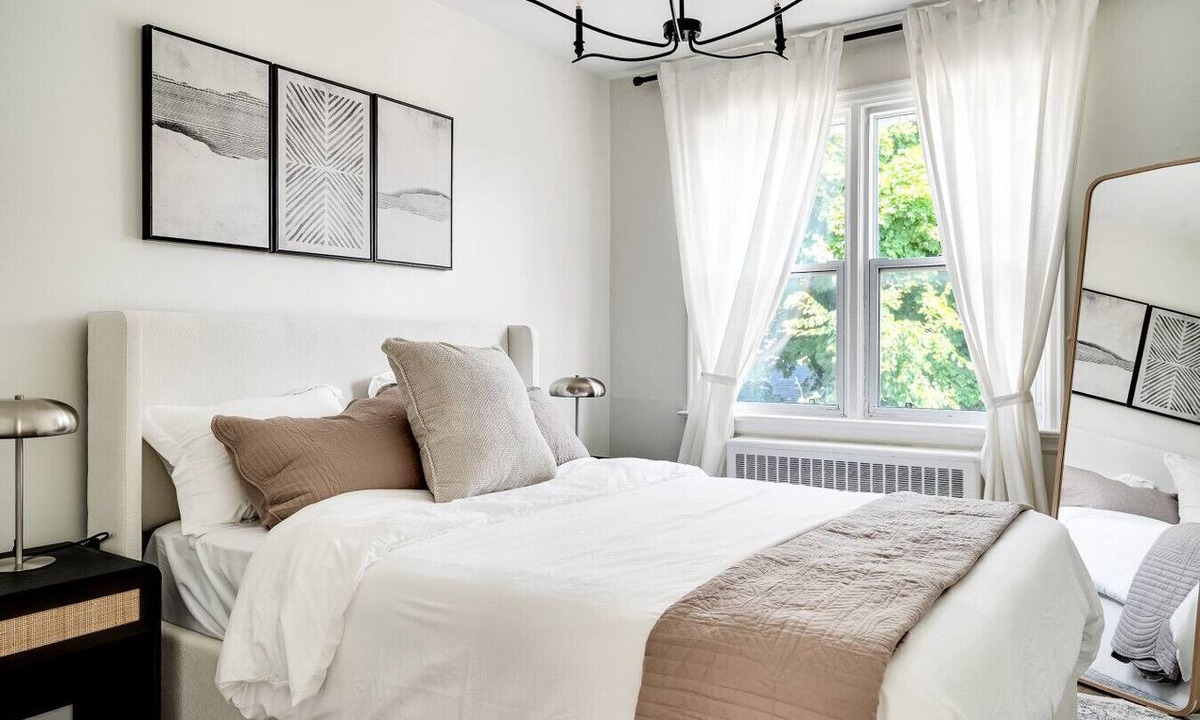 Sunnyside Condo | Stylish 2BR – Near Queen’s, Hospitals & Lake Ontario