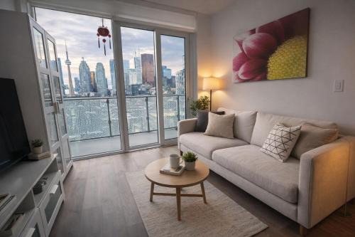 St. Lawrence Apartment | stylish Condo CN Tower View Near St Lawrence for 4