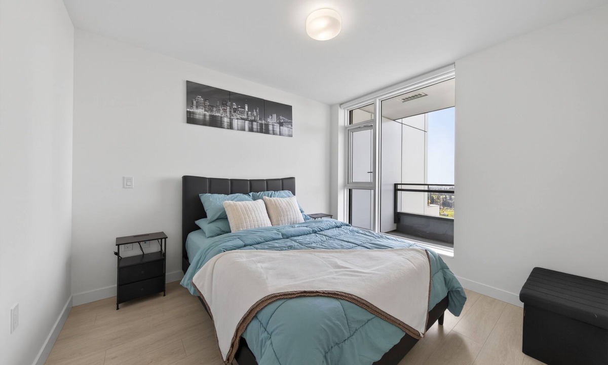 Surrey Apartment | Stylish Luxury Condo Apartment | Central Surrey 10 min walk