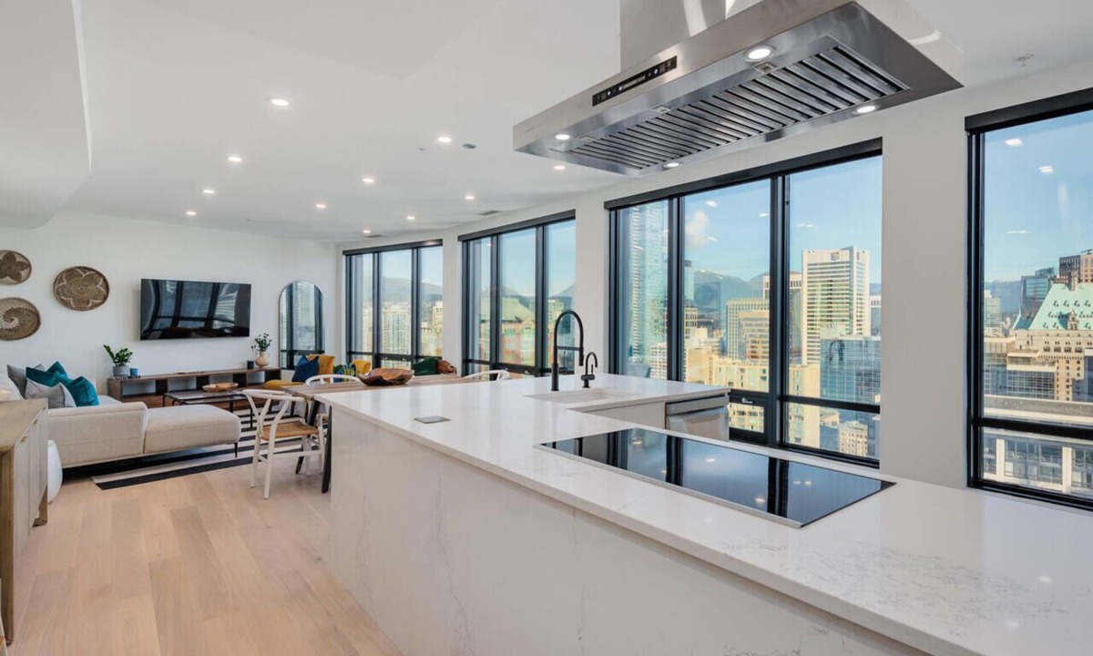 Downtown Vancouver Apartment | Stylish, Perfect Location Penthouse! AC & 3 BR!
