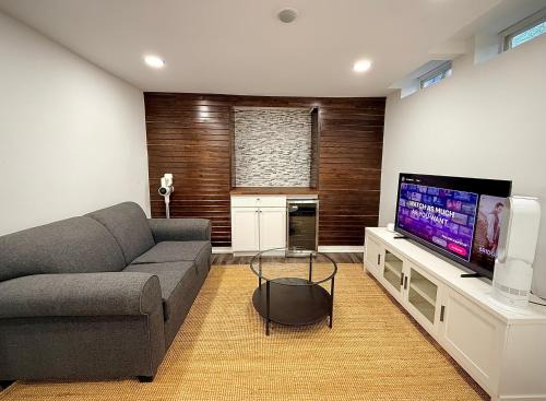 Ajax Apartment | Stylish Private Studio Steps to Lake Ontario