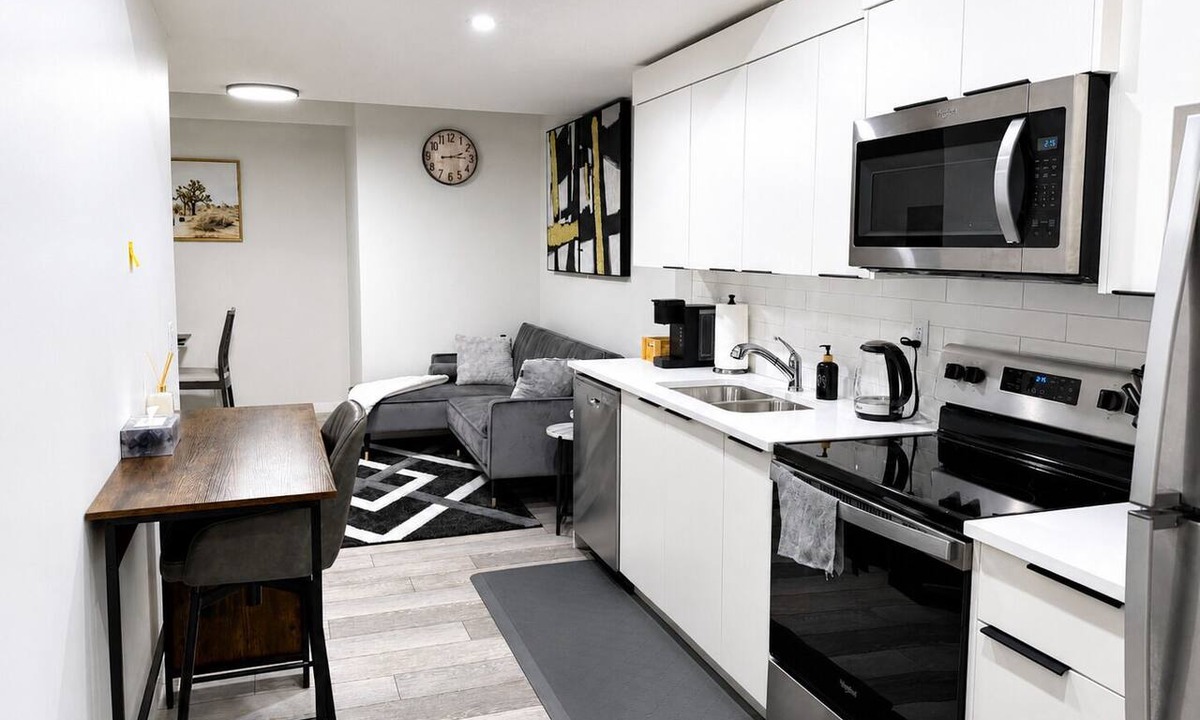 Calgary House | Stylishly furnished 2 bedroom suite near YYC Airport