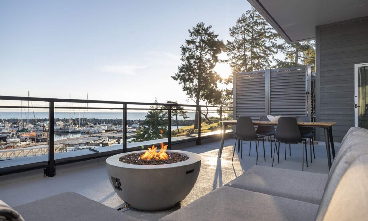 Regional District of Nanaimo Apartment | Suite #111 · Suite 111: Contemporary Oceanfront Accommodation