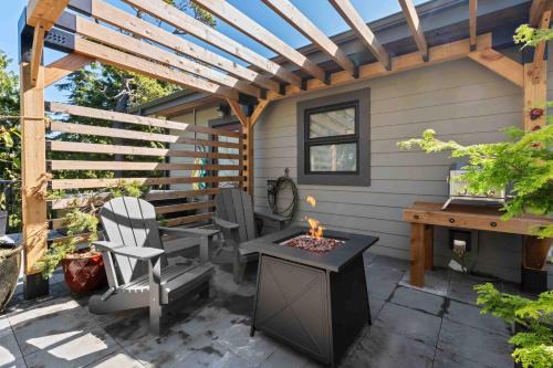 Ucluelet Apartment | Suite Ucluelet - Romantic Couples Getaway-Sauna!