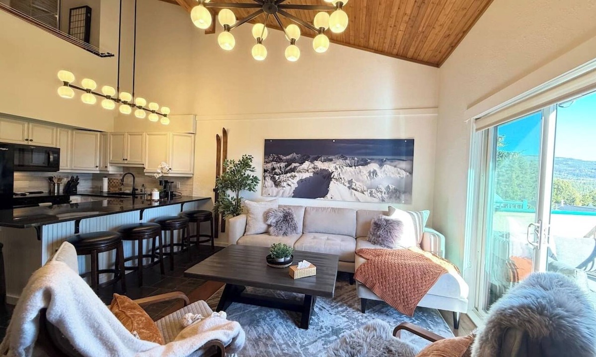 East Kootenay House | Summit View I | Pool · Views · Sleeps 8