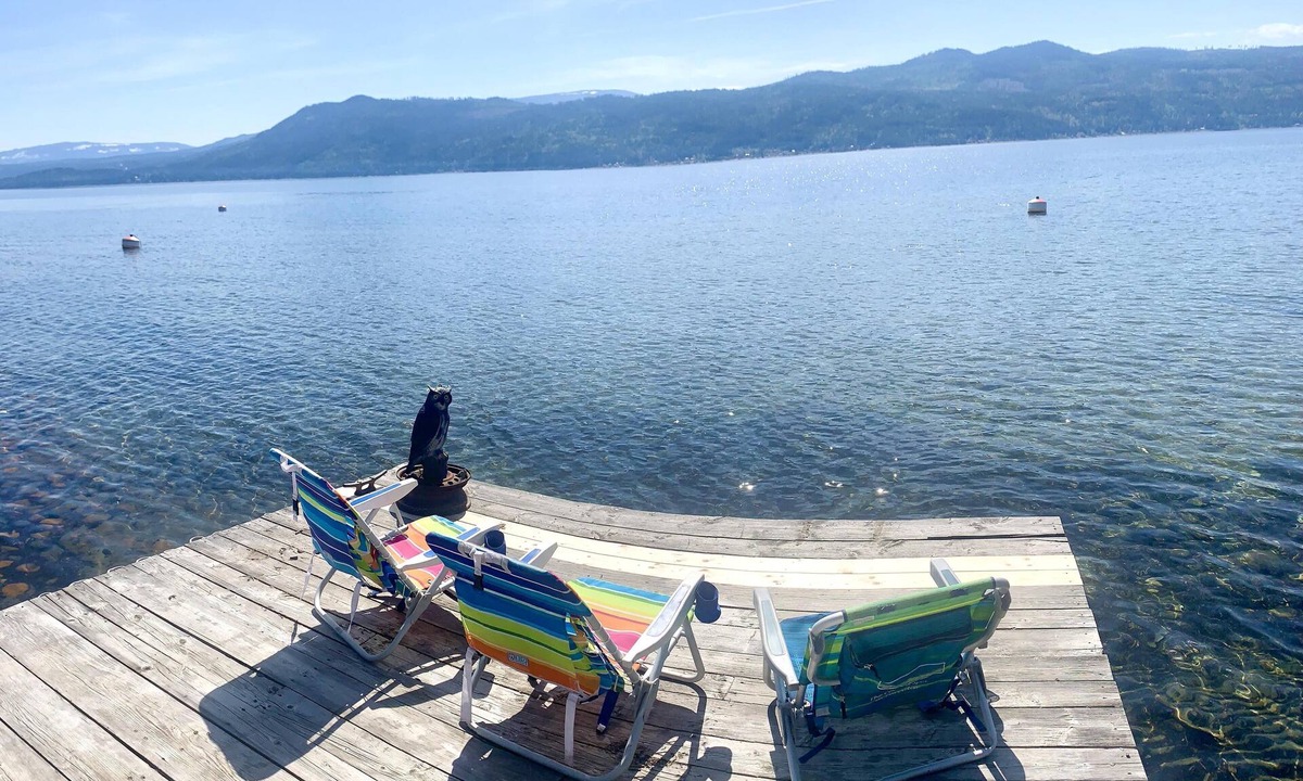 Celista House | Sunnyside Lakehouse - Semi-waterfront Shuswap Accommodation