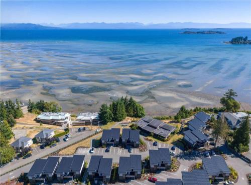 Regional District of Nanaimo House | Sunridge Beachside Retreat by EMR Vacation Rentals