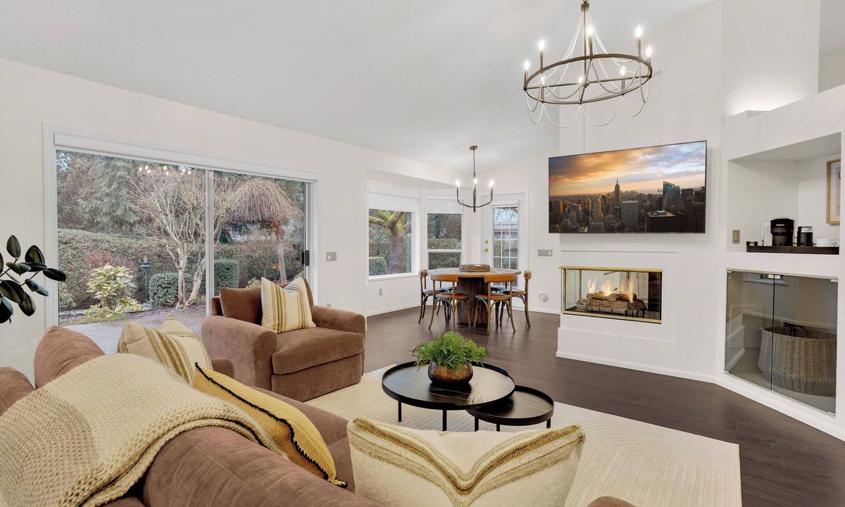 Delta House | Sunshine Trails Retreat | Easy Vancouver Access | Private Green Backyard Oasis