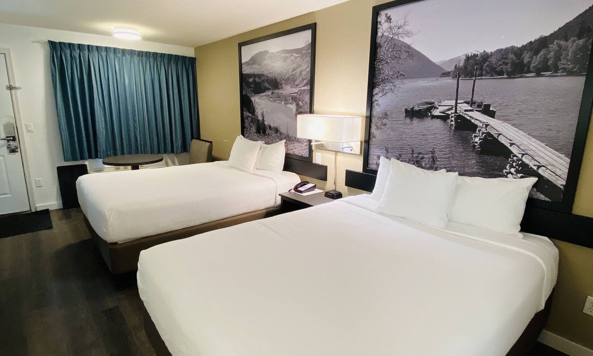 100 Mile House Hotel | Super 8 by Wyndham 100 Mile House