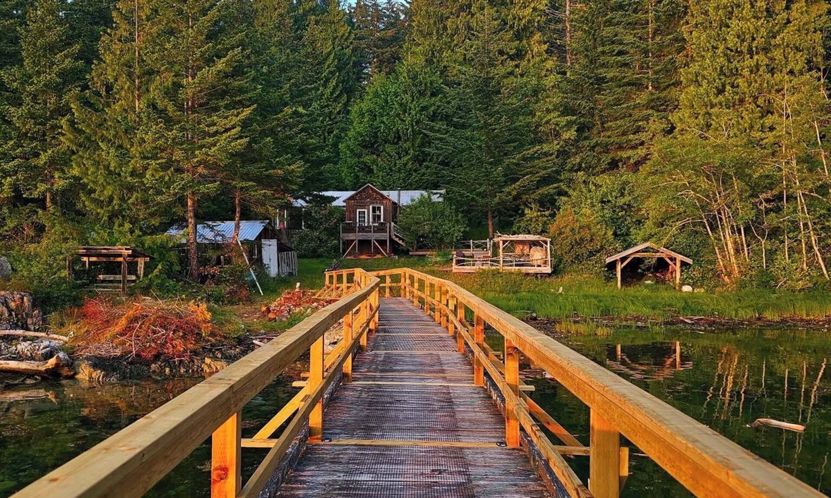 Read Island House | Surge Sunsets - an ocean front off-the-grid getaway!