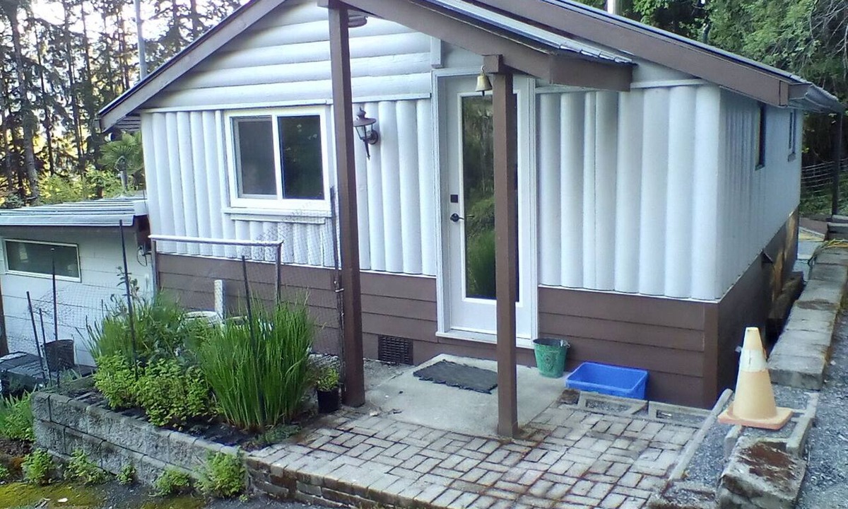 Youbou Cabin | Terrific 1-bedroom cabin with AC in peaceful Youbou