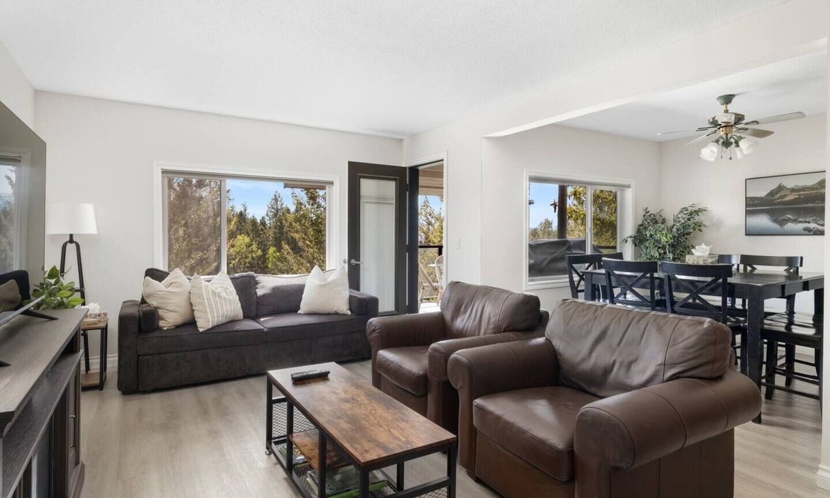 Radium Hot Springs House | "The 19th Hole" - Townhouse Backs Onto Golf Course