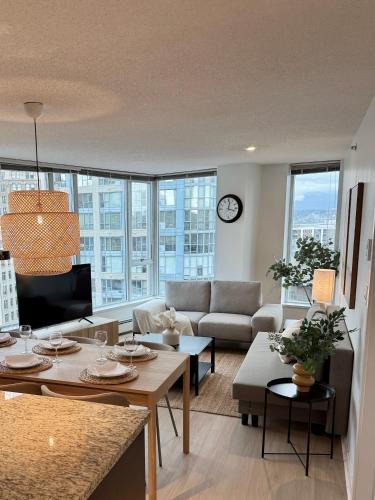 Crosstown Apartment | The Altitude with Mountain & City Views, Pool & Hot Tub