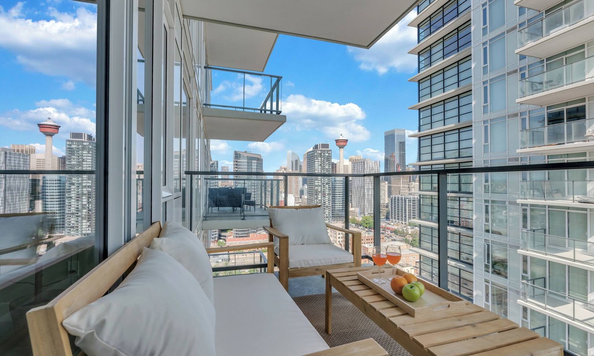Victoria Park Condo | The Astoria | Steps to Stampede+Saddledome+BMO Center| Free Parking