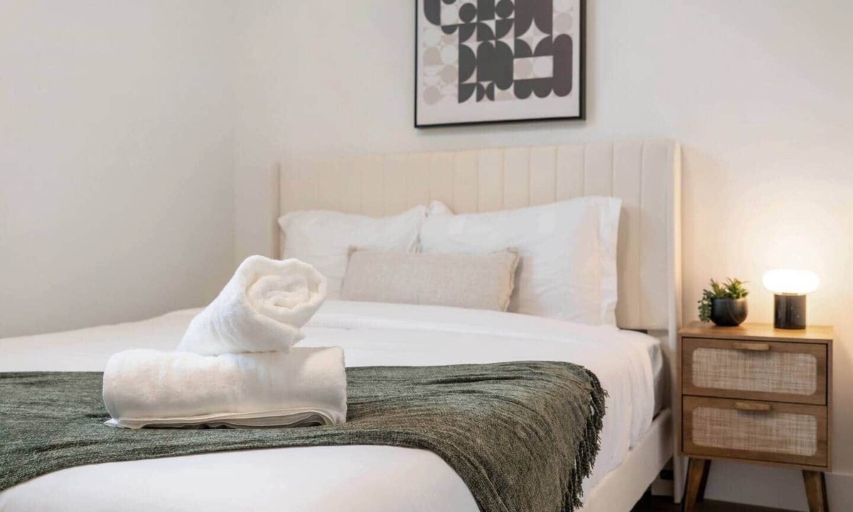 Northwest Calgary House | The Base - Cozy 2 BR Suite in Bowness! Near River